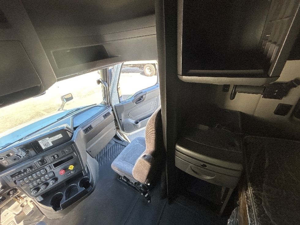 Sleeper Tractor-Heavy Duty Tractors-International-2023-LT625-Jacksonville-FL-760,120\n\t\tmiles-$ 34,000 - Image 19