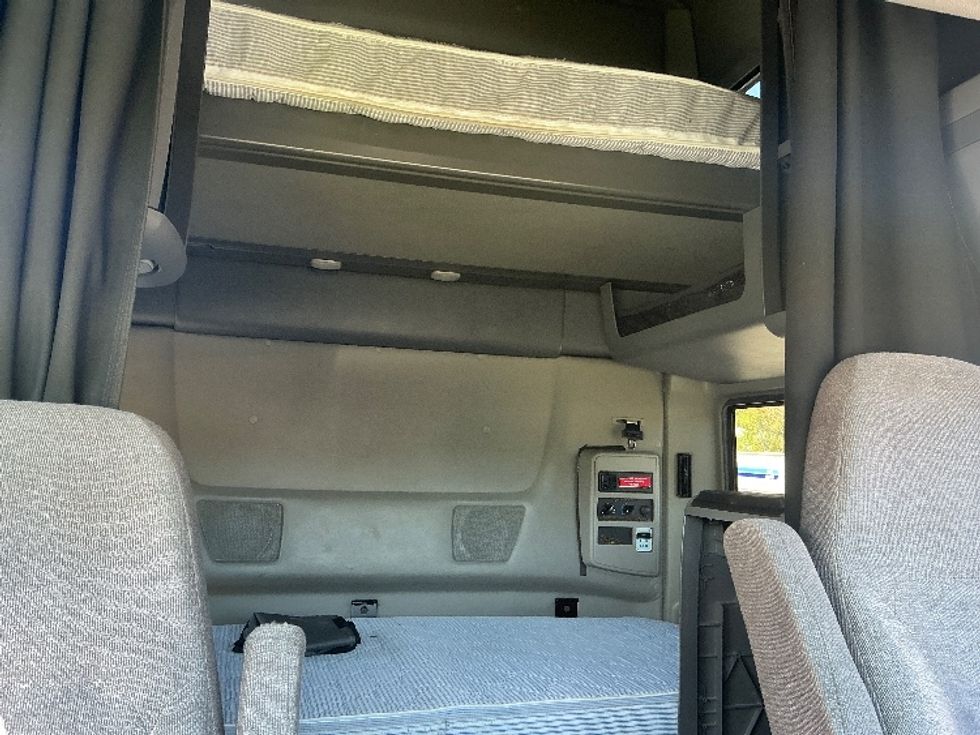 Sleeper Tractor-Heavy Duty Tractors-International-2023-LT625-Jacksonville-FL-764,390\n\t\tmiles-$ 34,000 - Image 16