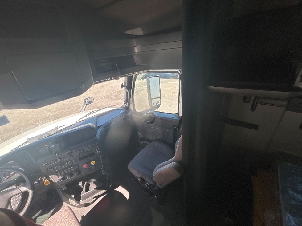 Sleeper Tractor-Heavy Duty Tractors-International-2023-LT625-Jacksonville-FL-875,044\n\t\tmiles-$ 34,000 - Image 19