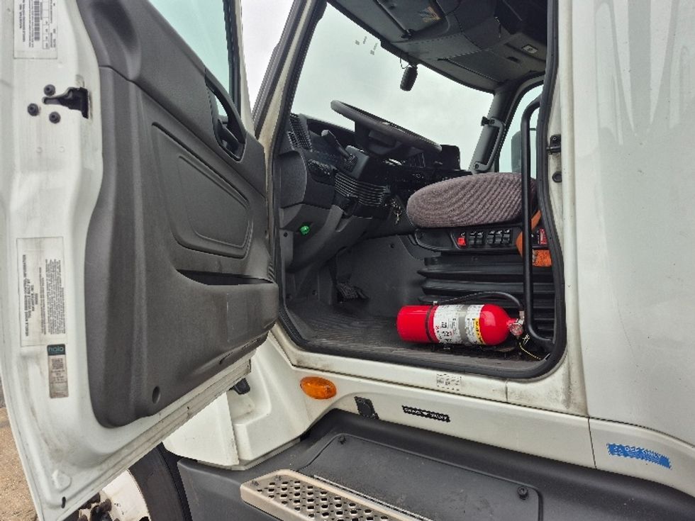 Sleeper Tractor-Heavy Duty Tractors-International-2023-LT625-La Porte-IN-531,379\n\t\tmiles-$ 53,250 - Image 9