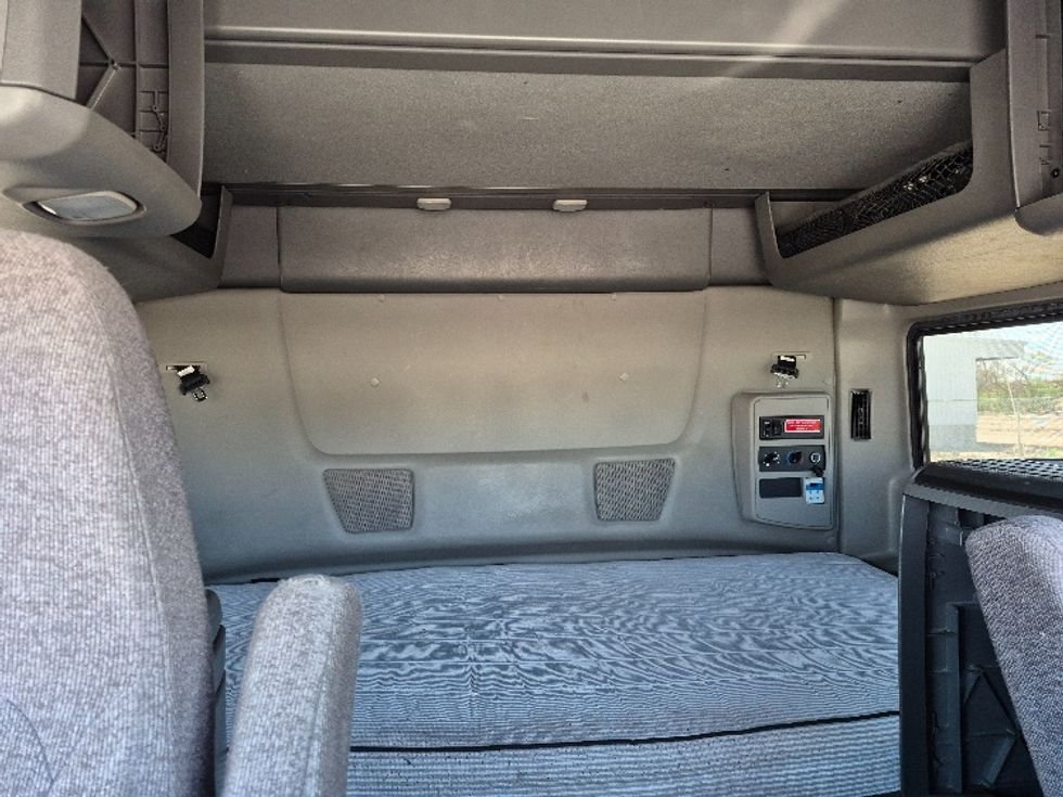 Sleeper Tractor-Heavy Duty Tractors-International-2023-LT625-La Porte-IN-573,694\n\t\tmiles-$ 49,250 - Image 16