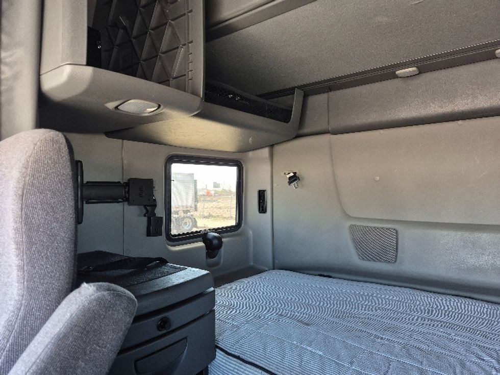 Sleeper Tractor-Heavy Duty Tractors-International-2023-LT625-La Porte-IN-573,694\n\t\tmiles-$ 49,250 - Image 18