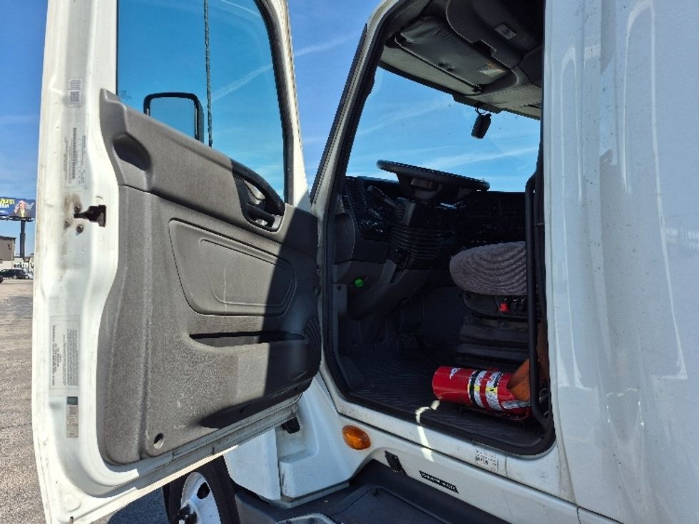 Sleeper Tractor-Heavy Duty Tractors-International-2023-LT625-La Porte-IN-573,694\n\t\tmiles-$ 49,250 - Image 9