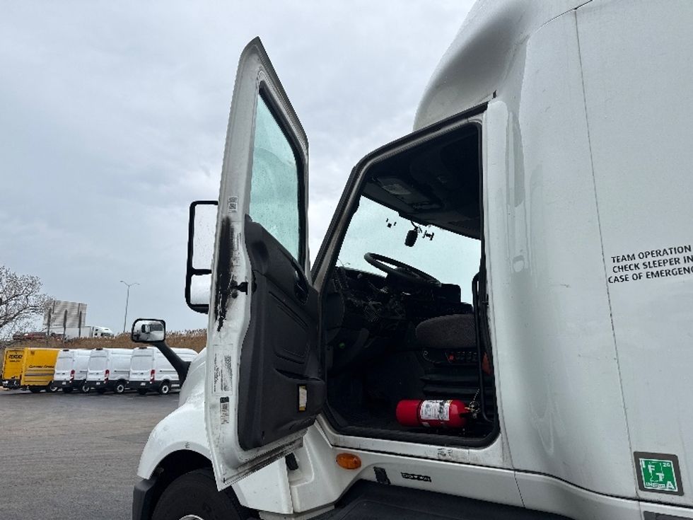 Sleeper Tractor-Heavy Duty Tractors-International-2023-LT625-La Porte-IN-597,603\n\t\tmiles-$ 44,000 - Image 9