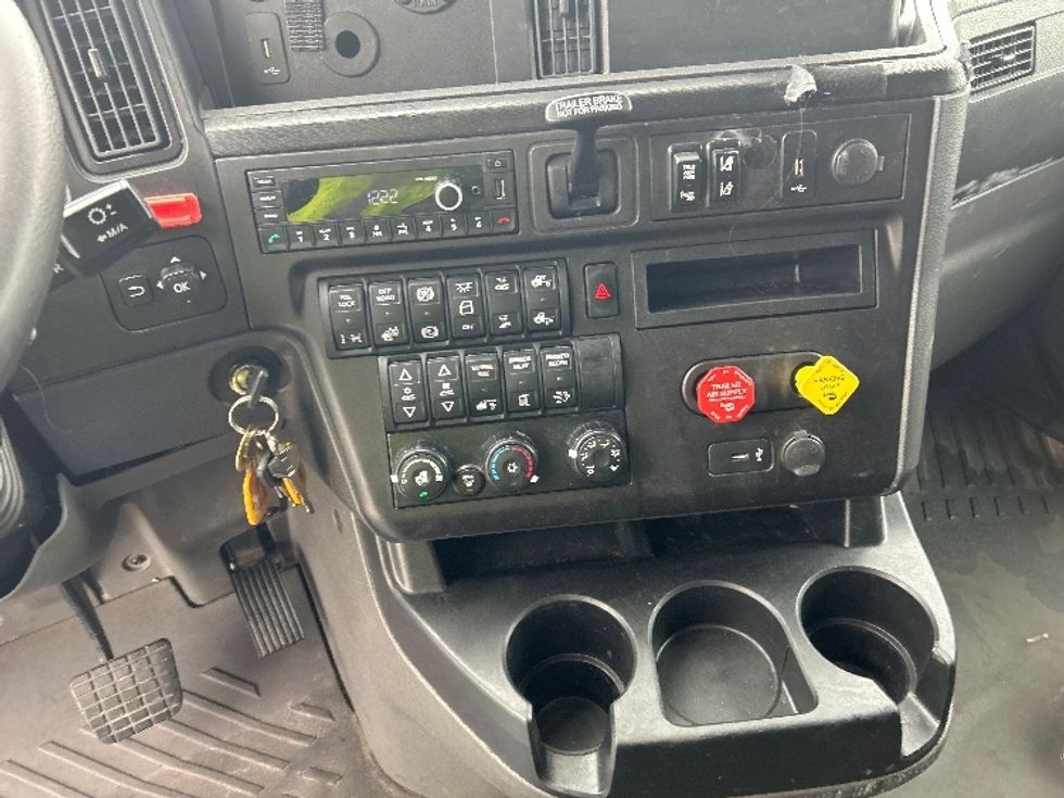 Sleeper Tractor-Heavy Duty Tractors-International-2023-LT625-La Porte-IN-624,531\n\t\tmiles-$ 41,500 - Image 12