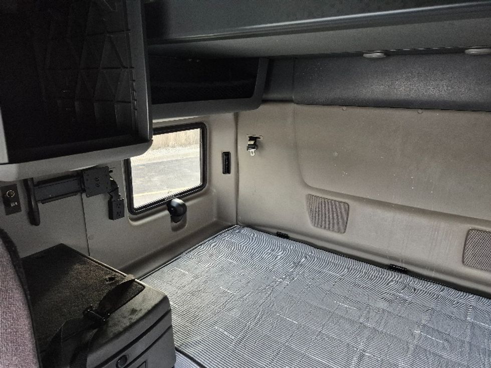 Sleeper Tractor-Heavy Duty Tractors-International-2023-LT625-La Porte-IN-630,892\n\t\tmiles-$ 43,750 - Image 18