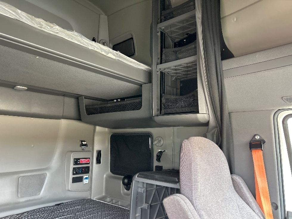 Sleeper Tractor-Heavy Duty Tractors-International-2023-LT625-La Porte-IN-659,483\n\t\tmiles-$ 38,000 - Image 18