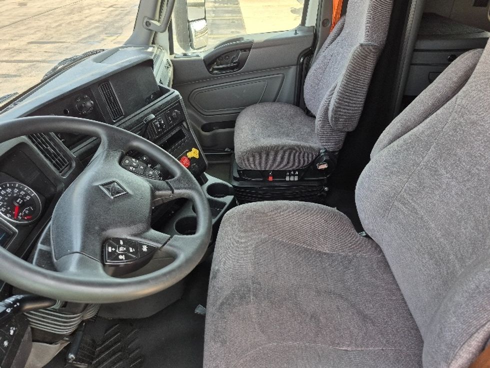 Sleeper Tractor-Heavy Duty Tractors-International-2023-LT625-La Porte-IN-661,800\n\t\tmiles-$ 41,000 - Image 10