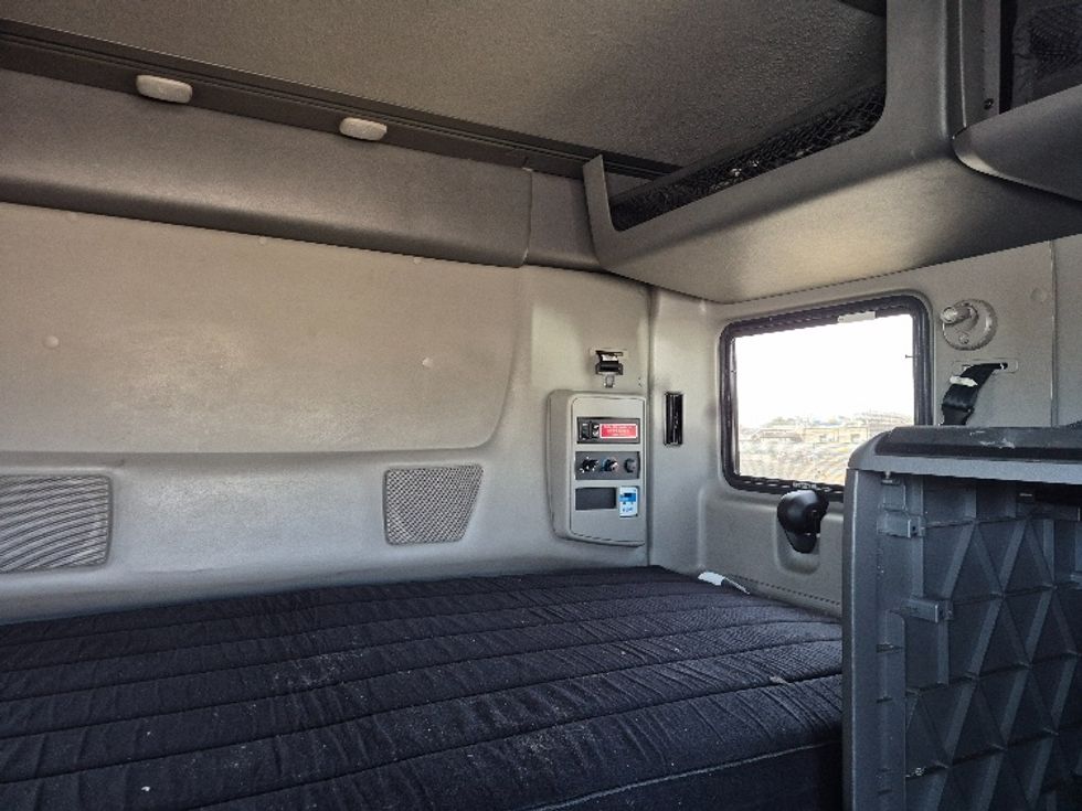 Sleeper Tractor-Heavy Duty Tractors-International-2023-LT625-La Porte-IN-661,800\n\t\tmiles-$ 41,000 - Image 17