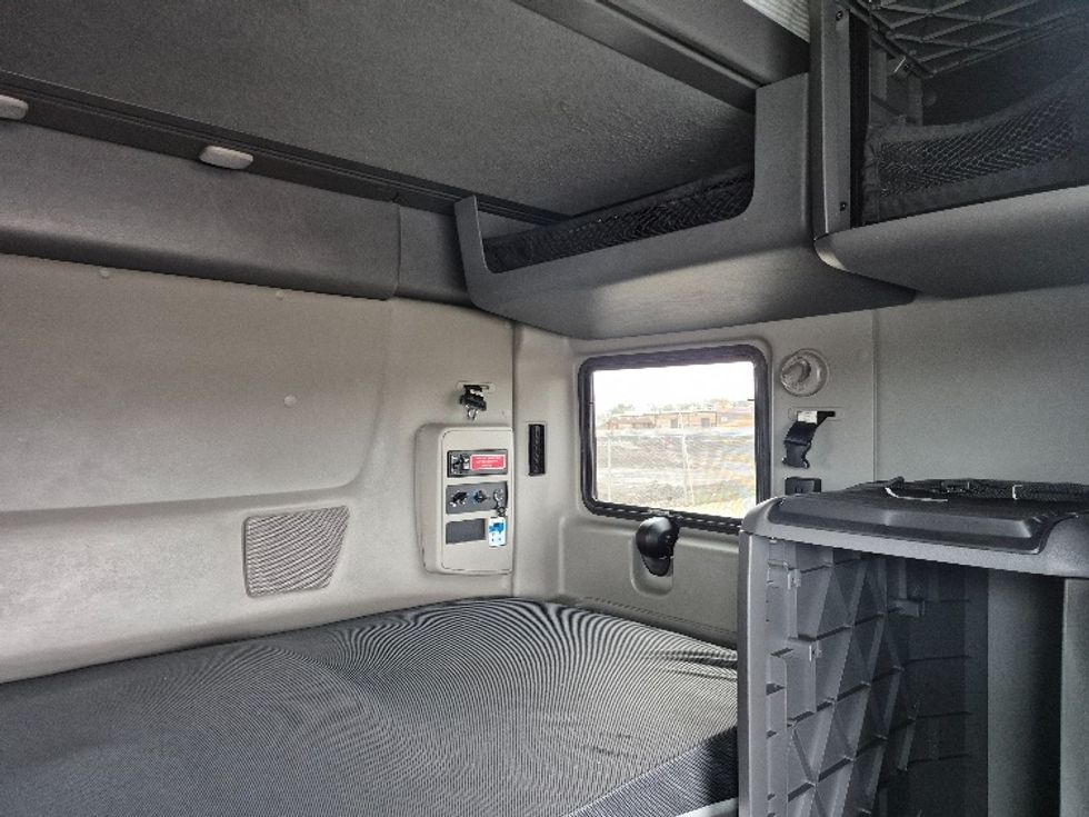 Sleeper Tractor-Heavy Duty Tractors-International-2023-LT625-La Porte-IN-661,896\n\t\tmiles-$ 41,000 - Image 17