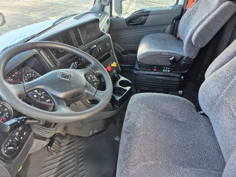 Sleeper Tractor-Heavy Duty Tractors-International-2023-LT625-La Porte-IN-684,833\n\t\tmiles-$ 34,500 - Image 10