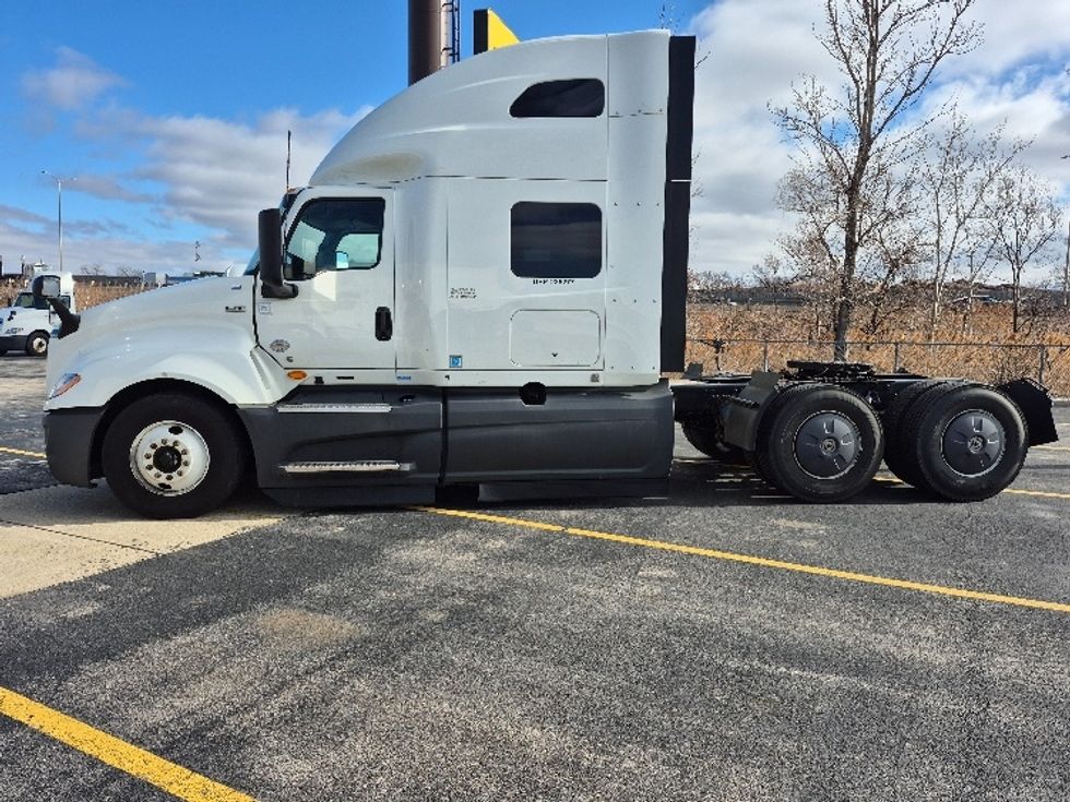 Sleeper Tractor-Heavy Duty Tractors-International-2023-LT625-La Porte-IN-684,833\n\t\tmiles-$ 34,500 - Image 4