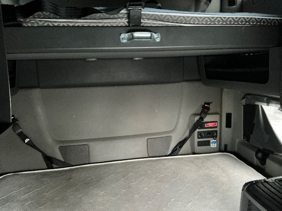 Sleeper Tractor-Heavy Duty Tractors-International-2023-LT625-Lexington-KY-565,035\n\t\tmiles-$ 52,750 - Image 16