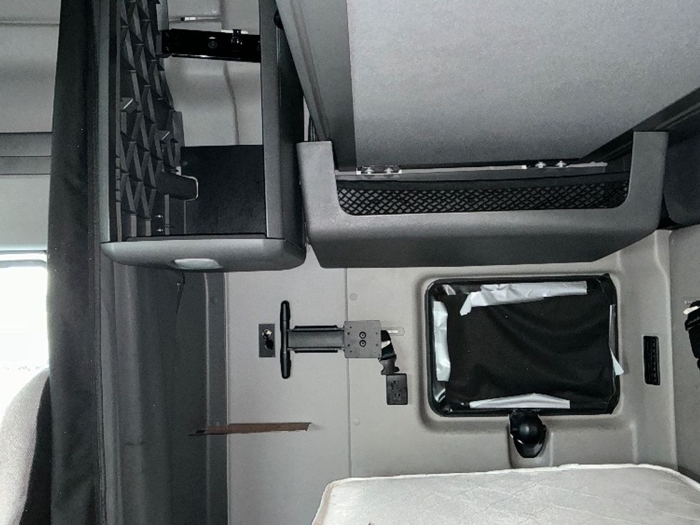 Sleeper Tractor-Heavy Duty Tractors-International-2023-LT625-Lexington-KY-565,035\n\t\tmiles-$ 52,750 - Image 19