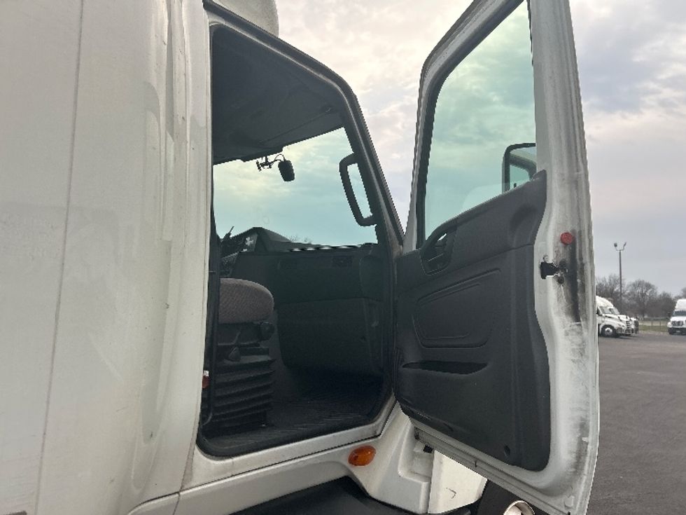 Sleeper Tractor-Heavy Duty Tractors-International-2023-LT625-Louisville-KY-505,773\n\t\tmiles-$ 54,500 - Image 13