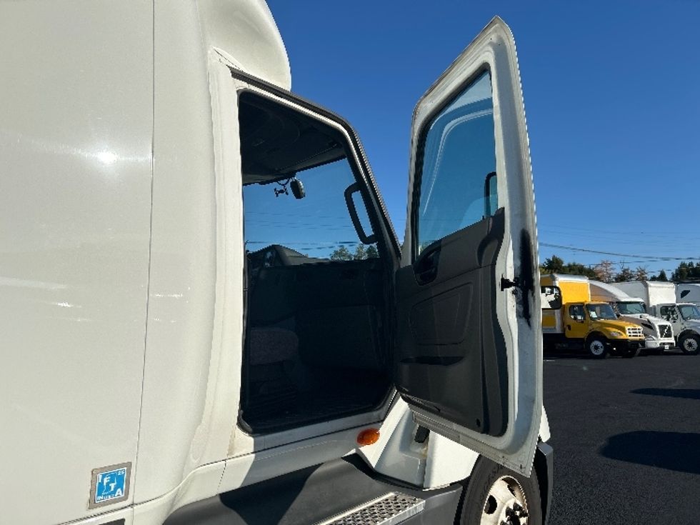 Sleeper Tractor-Heavy Duty Tractors-International-2023-LT625-Louisville-KY-550,883\n\t\tmiles-$ 54,000 - Image 13