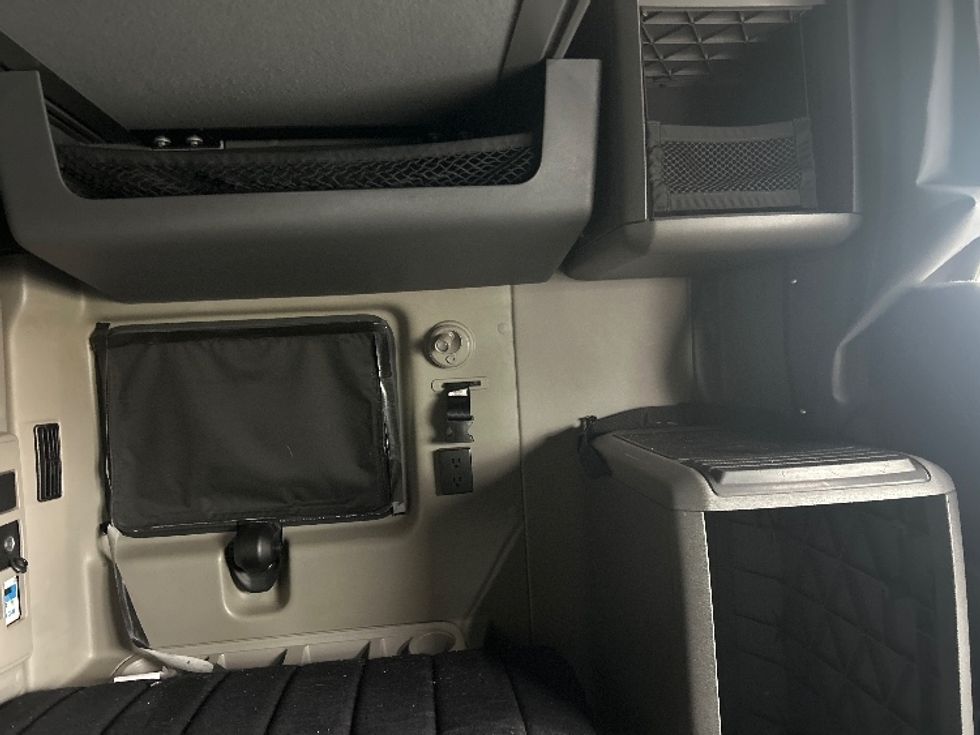 Sleeper Tractor-Heavy Duty Tractors-International-2023-LT625-Louisville-KY-552,389\n\t\tmiles-$ 52,000 - Image 18