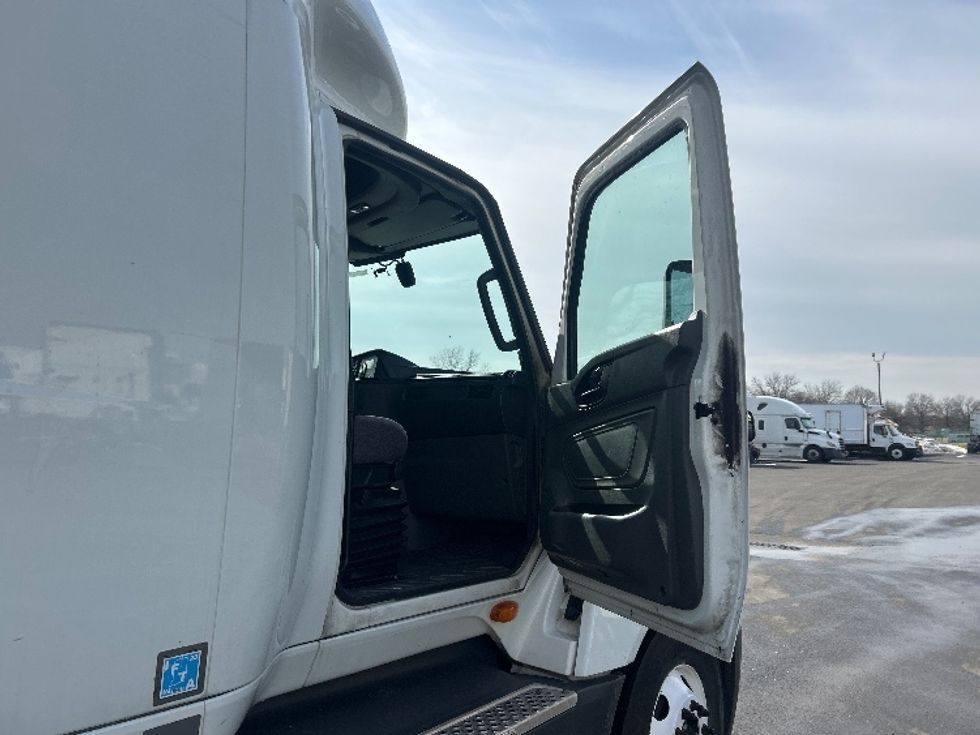 Sleeper Tractor-Heavy Duty Tractors-International-2023-LT625-Louisville-KY-561,869\n\t\tmiles-$ 49,250 - Image 13