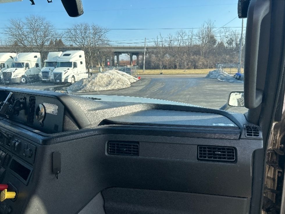 Sleeper Tractor-Heavy Duty Tractors-International-2023-LT625-Louisville-KY-561,869\n\t\tmiles-$ 49,250 - Image 14