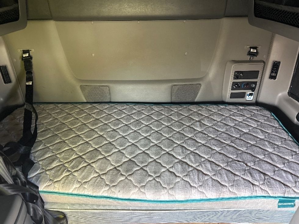 Sleeper Tractor-Heavy Duty Tractors-International-2023-LT625-Louisville-KY-561,869\n\t\tmiles-$ 49,250 - Image 17