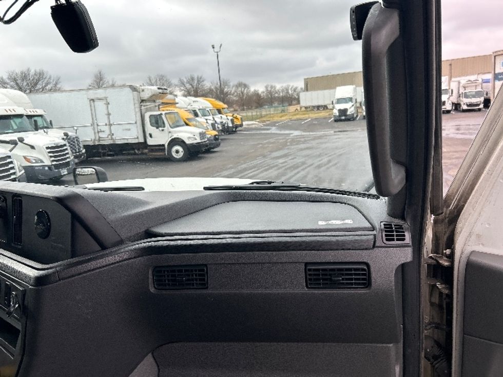 Sleeper Tractor-Heavy Duty Tractors-International-2023-LT625-Louisville-KY-599,302\n\t\tmiles-$ 45,750 - Image 14