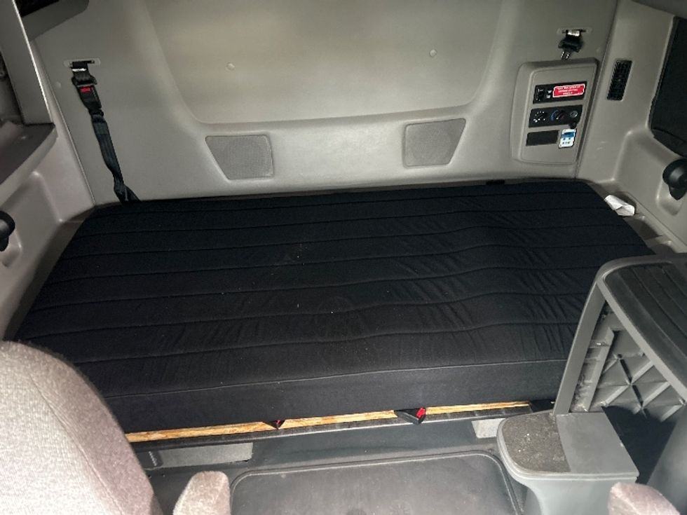 Sleeper Tractor-Heavy Duty Tractors-International-2023-LT625-Louisville-KY-599,302\n\t\tmiles-$ 45,750 - Image 16