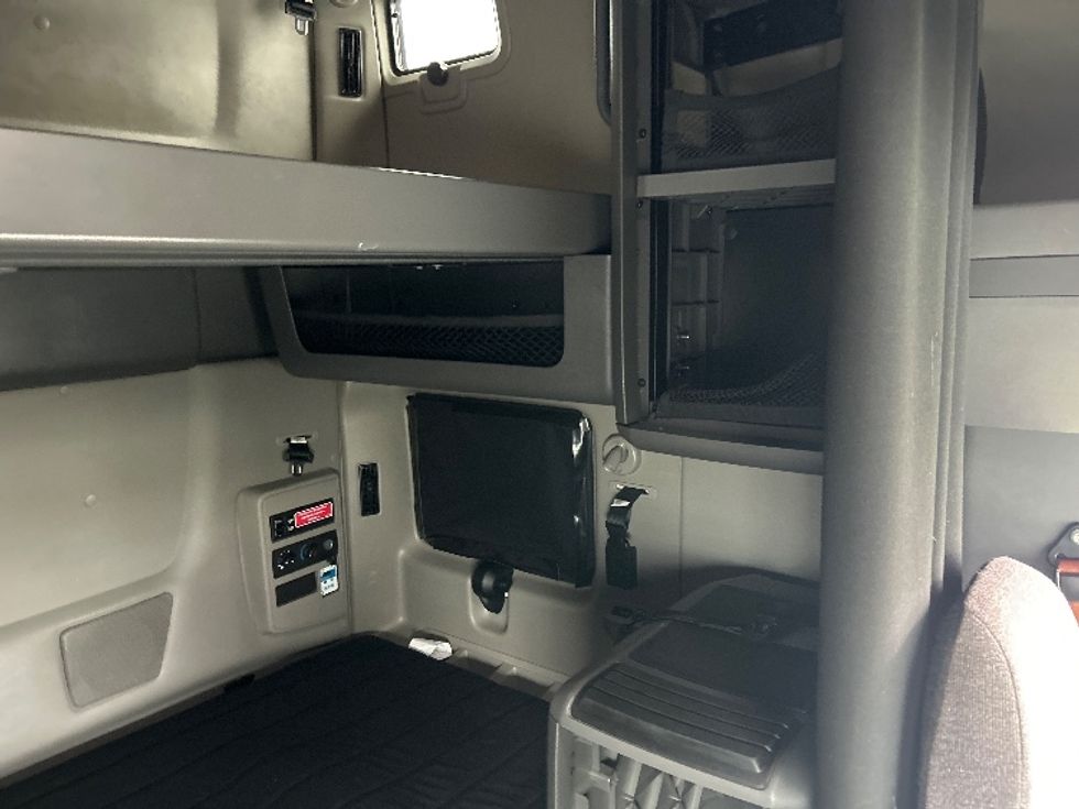 Sleeper Tractor-Heavy Duty Tractors-International-2023-LT625-Louisville-KY-599,302\n\t\tmiles-$ 45,750 - Image 18