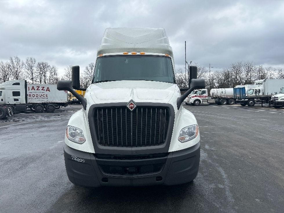 Sleeper Tractor-Heavy Duty Tractors-International-2023-LT625-Louisville-KY-599,302\n\t\tmiles-$ 45,750 - Image 2