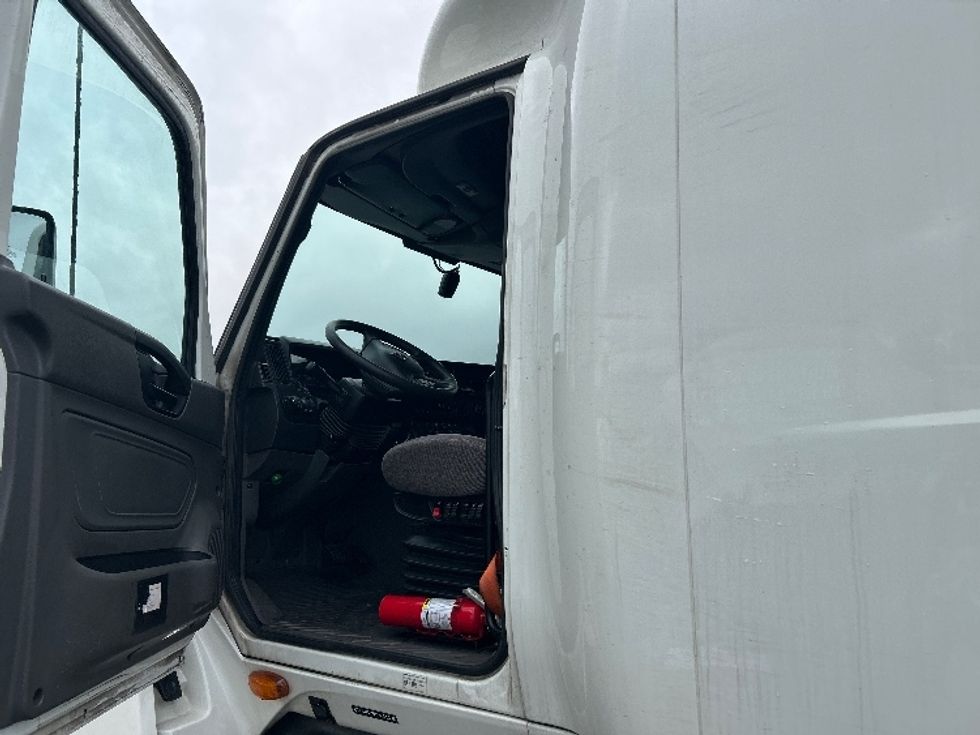 Sleeper Tractor-Heavy Duty Tractors-International-2023-LT625-Louisville-KY-599,302\n\t\tmiles-$ 45,750 - Image 9