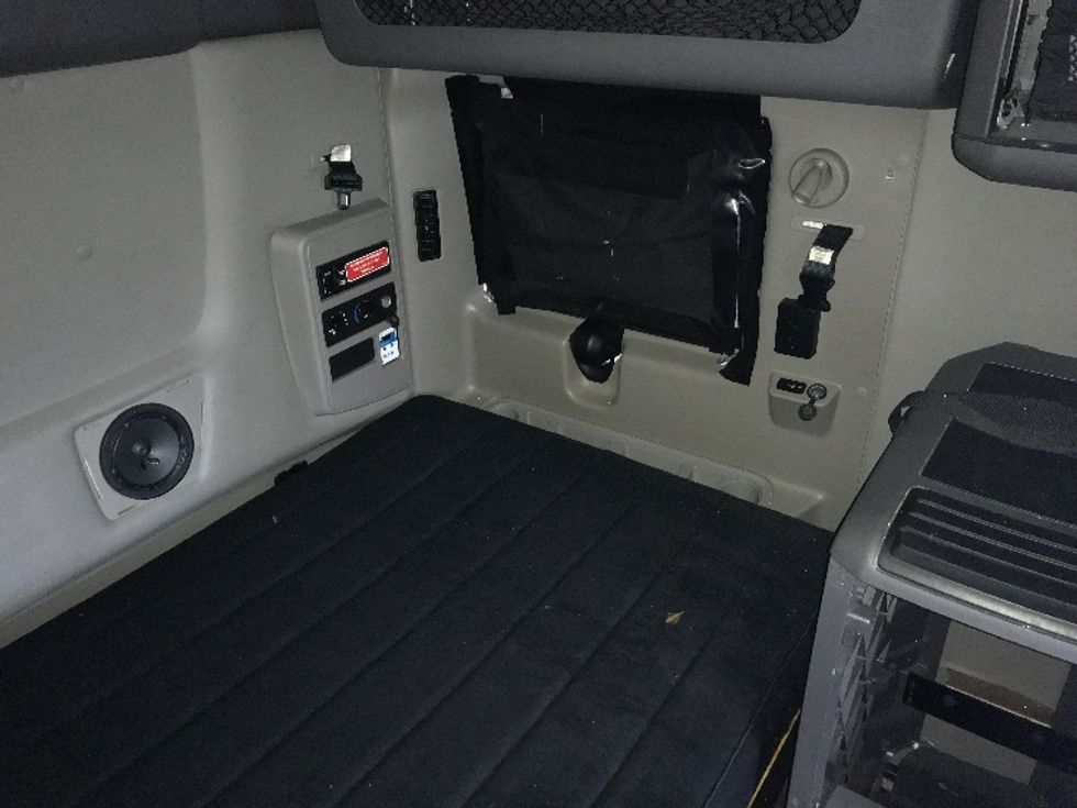 Sleeper Tractor-Heavy Duty Tractors-International-2023-LT625-Louisville-KY-606,169\n\t\tmiles-$ 47,000 - Image 18