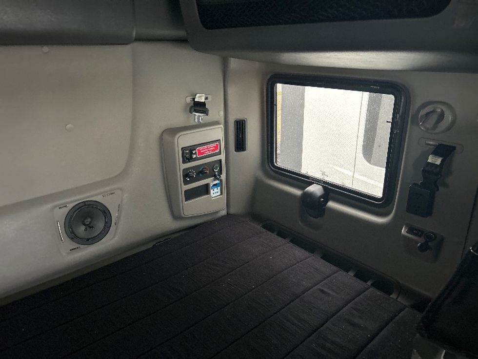 Sleeper Tractor-Heavy Duty Tractors-International-2023-LT625-Louisville-KY-606,171\n\t\tmiles-$ 47,250 - Image 18