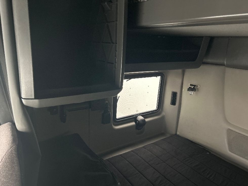 Sleeper Tractor-Heavy Duty Tractors-International-2023-LT625-Louisville-KY-606,171\n\t\tmiles-$ 47,250 - Image 19