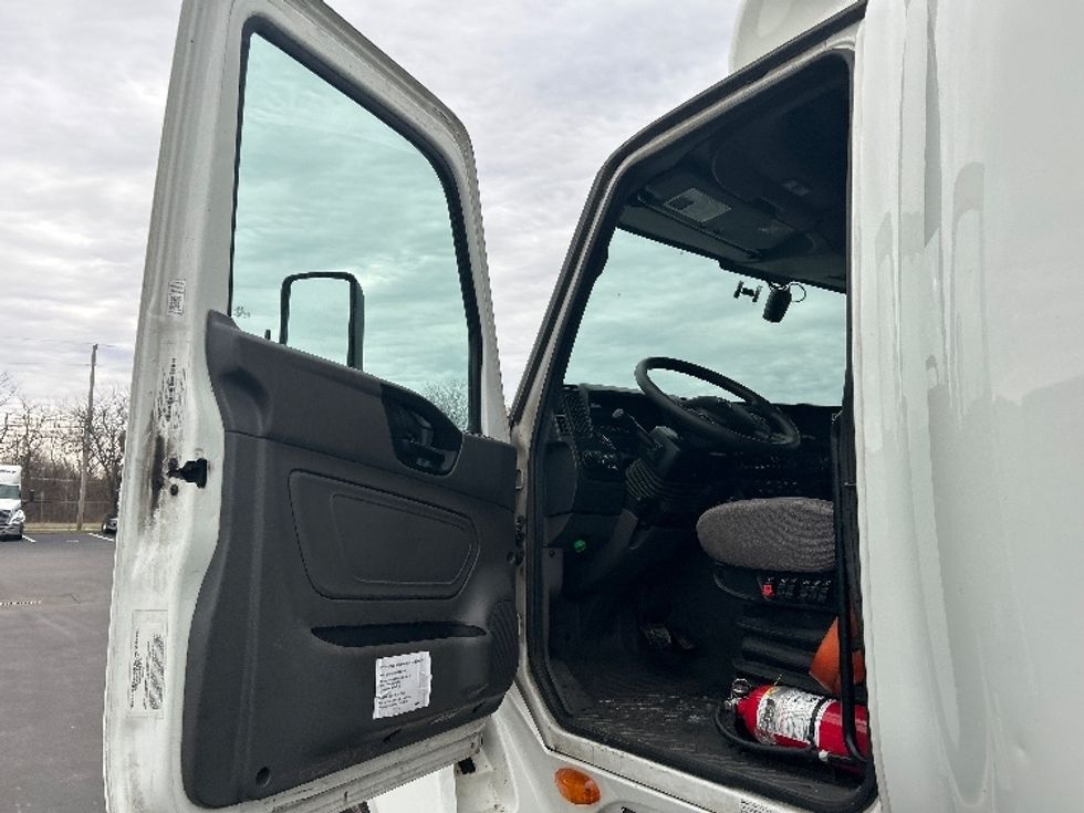Sleeper Tractor-Heavy Duty Tractors-International-2023-LT625-Louisville-KY-606,171\n\t\tmiles-$ 47,250 - Image 9