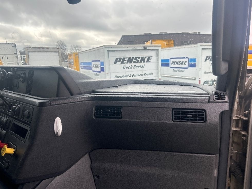 Sleeper Tractor-Heavy Duty Tractors-International-2023-LT625-Louisville-KY-609,494\n\t\tmiles-$ 44,750 - Image 14