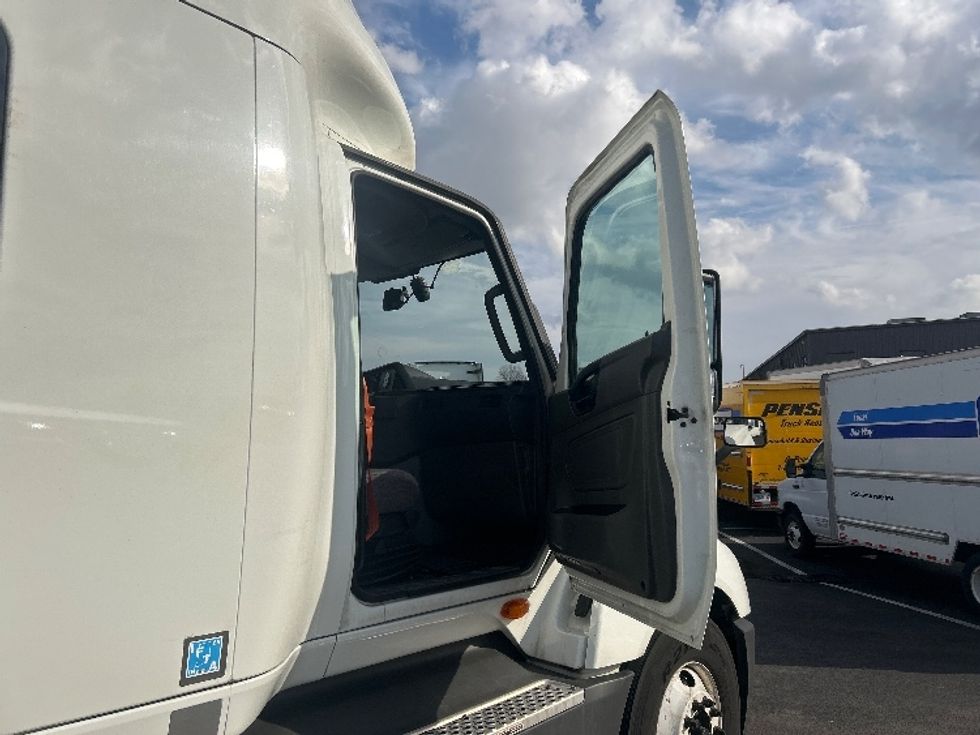 Sleeper Tractor-Heavy Duty Tractors-International-2023-LT625-Louisville-KY-618,315\n\t\tmiles-$ 43,750 - Image 13
