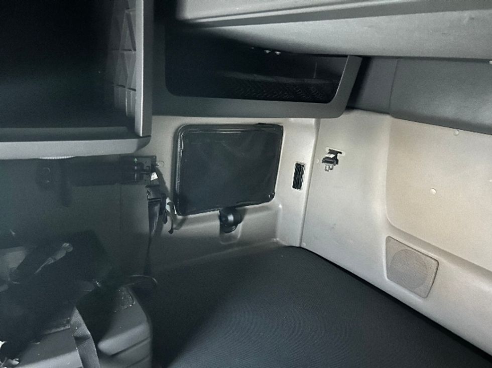 Sleeper Tractor-Heavy Duty Tractors-International-2023-LT625-Louisville-KY-618,315\n\t\tmiles-$ 43,750 - Image 19