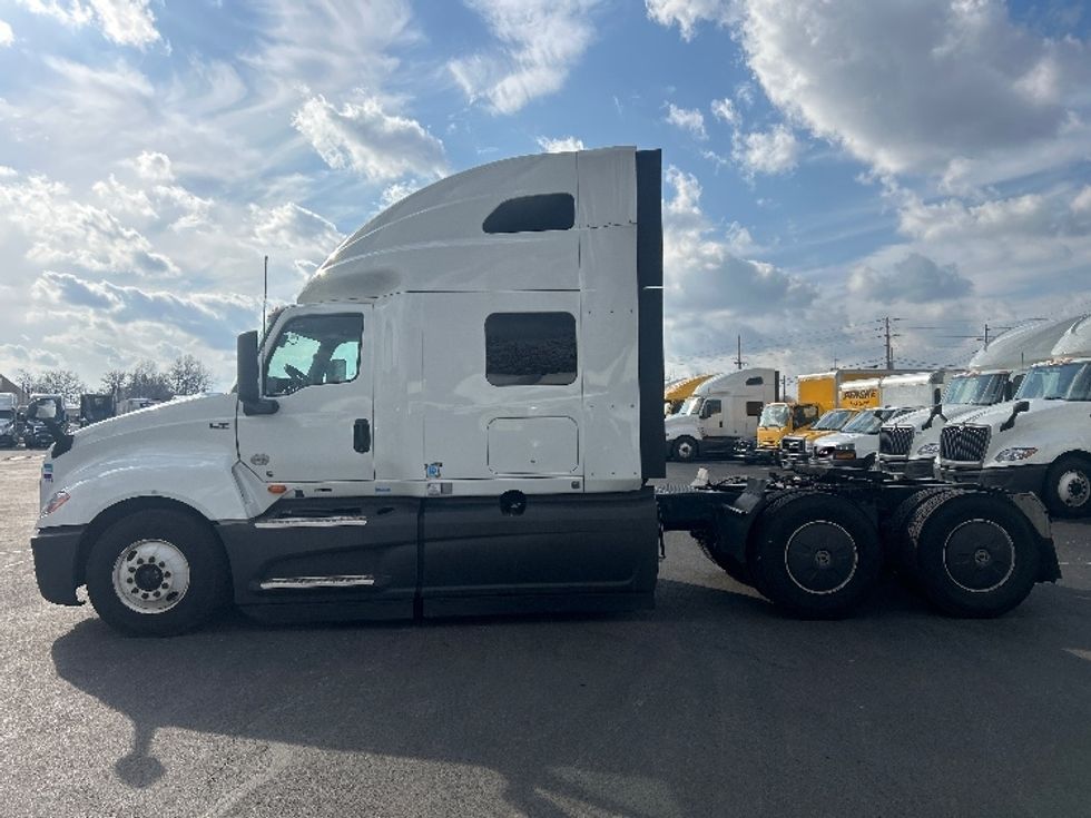 Sleeper Tractor-Heavy Duty Tractors-International-2023-LT625-Louisville-KY-618,315\n\t\tmiles-$ 43,750 - Image 4