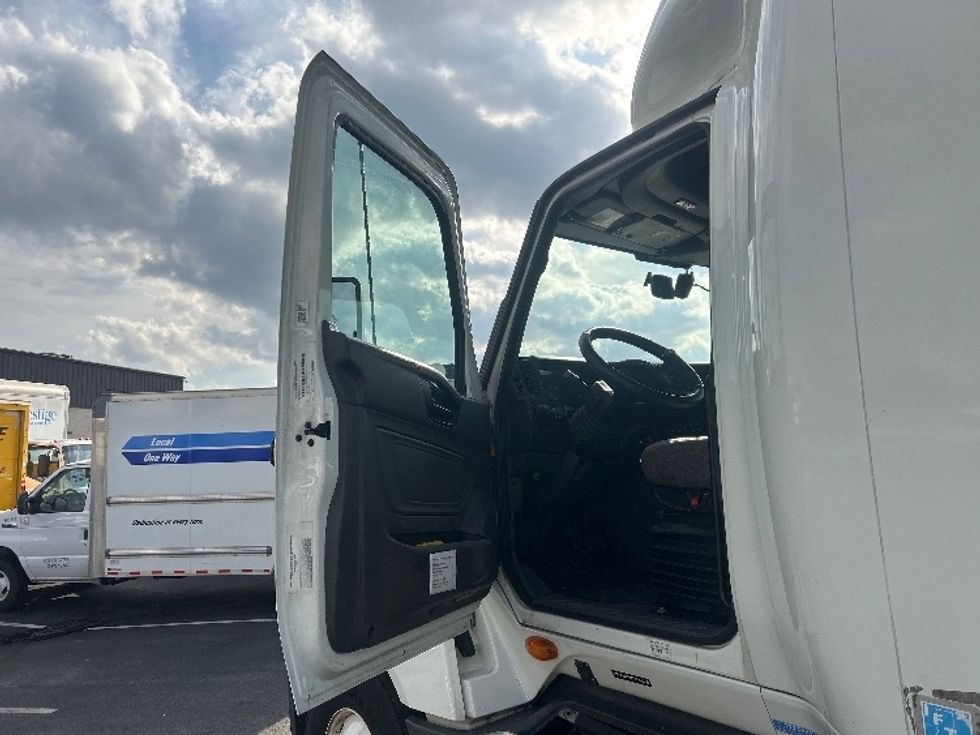 Sleeper Tractor-Heavy Duty Tractors-International-2023-LT625-Louisville-KY-618,315\n\t\tmiles-$ 43,750 - Image 9