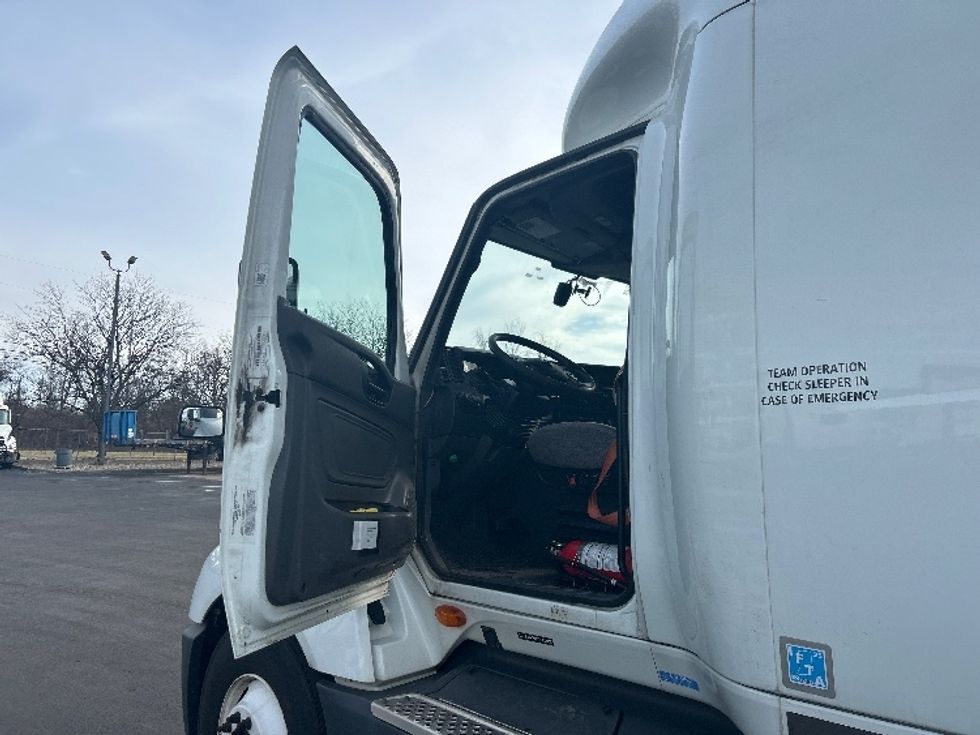 Sleeper Tractor-Heavy Duty Tractors-International-2023-LT625-Louisville-KY-651,338\n\t\tmiles-$ 40,750 - Image 9