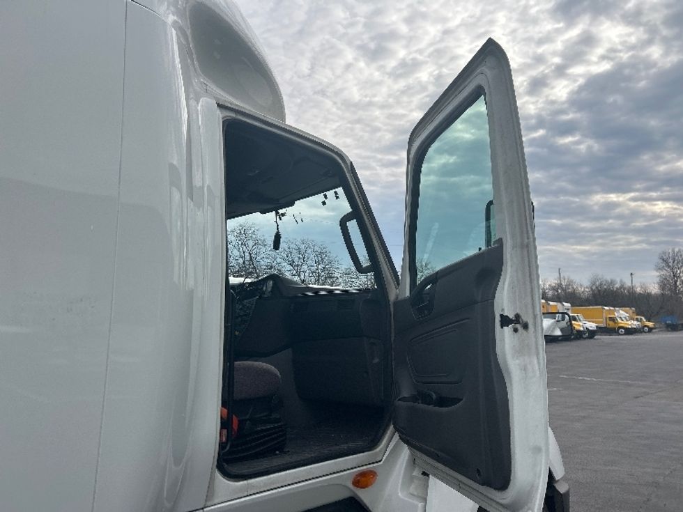 Sleeper Tractor-Heavy Duty Tractors-International-2023-LT625-Louisville-KY-651,678\n\t\tmiles-$ 40,750 - Image 13