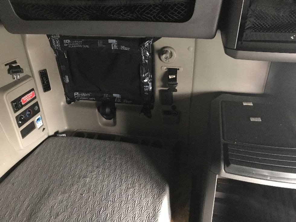 Sleeper Tractor-Heavy Duty Tractors-International-2023-LT625-Louisville-KY-655,098\n\t\tmiles-$ 42,500 - Image 18