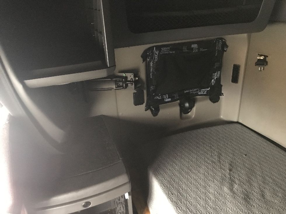 Sleeper Tractor-Heavy Duty Tractors-International-2023-LT625-Louisville-KY-655,098\n\t\tmiles-$ 42,500 - Image 19