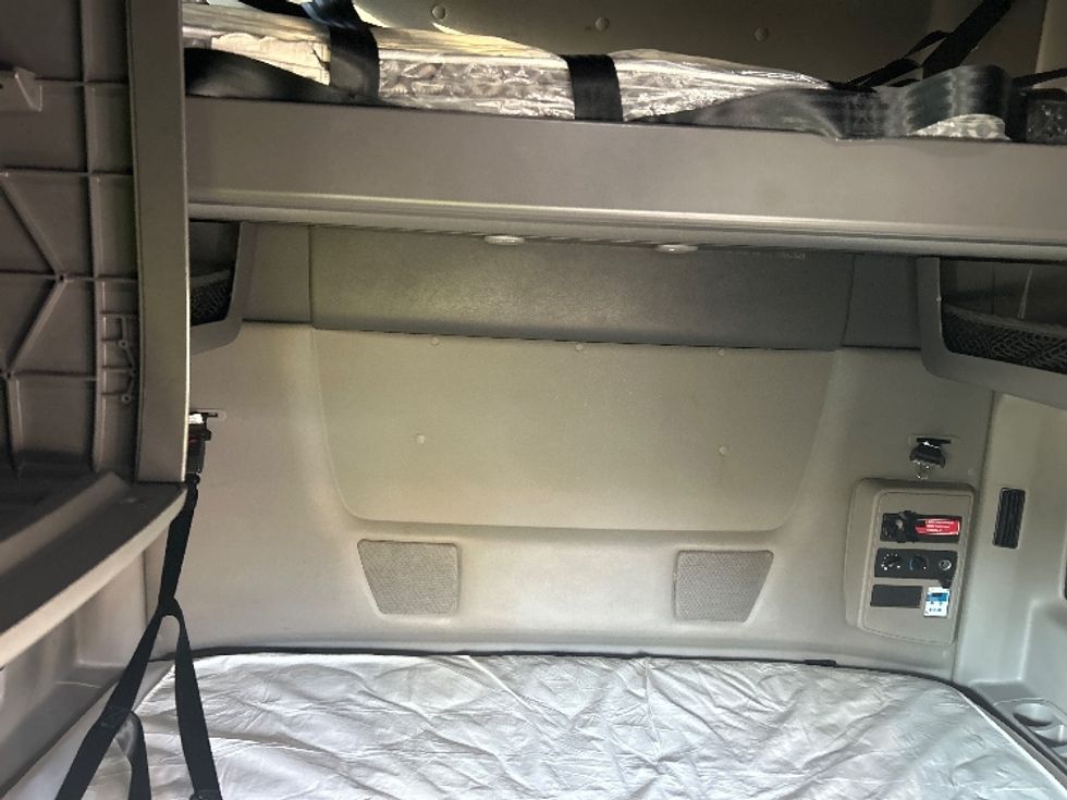 Sleeper Tractor-Heavy Duty Tractors-International-2023-LT625-Louisville-KY-655,196\n\t\tmiles-$ 44,250 - Image 16