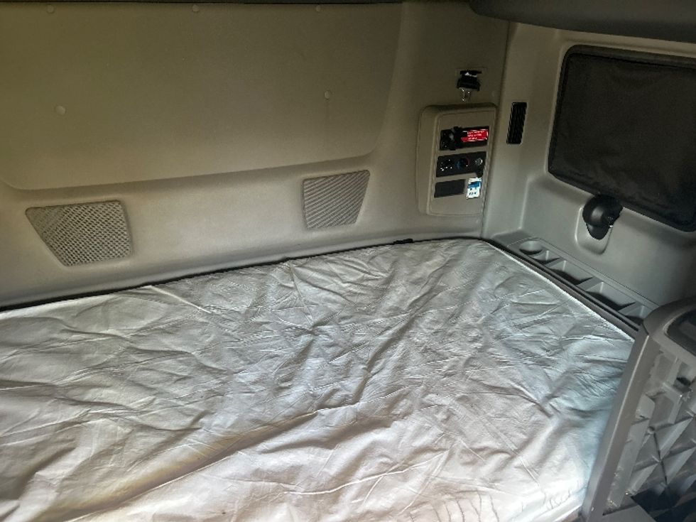 Sleeper Tractor-Heavy Duty Tractors-International-2023-LT625-Louisville-KY-655,196\n\t\tmiles-$ 44,250 - Image 17