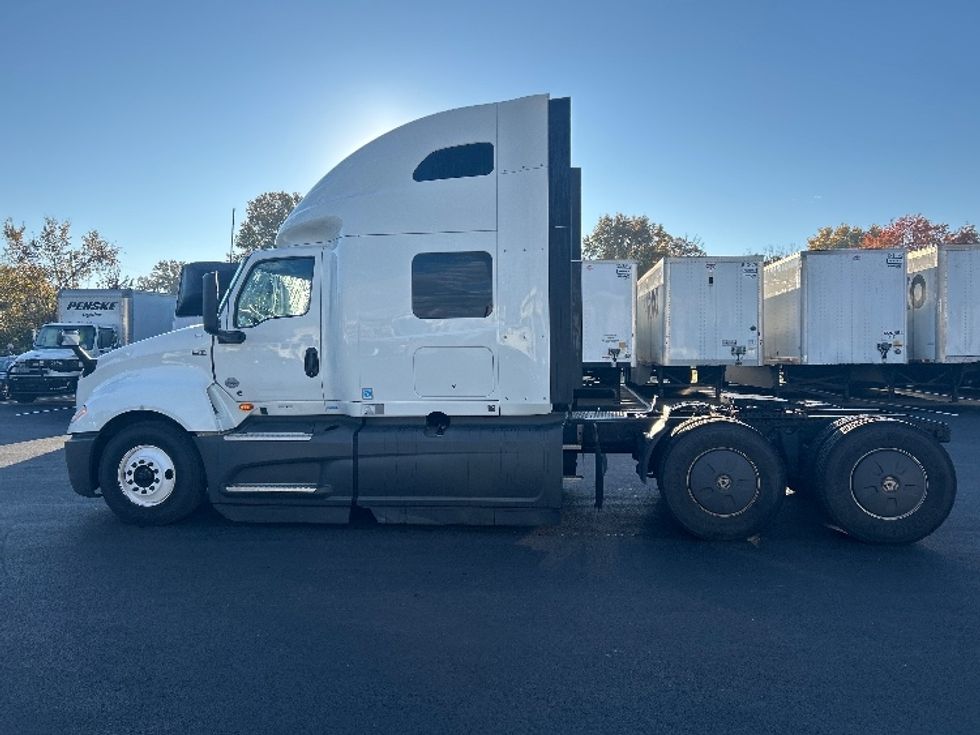 Sleeper Tractor-Heavy Duty Tractors-International-2023-LT625-Louisville-KY-655,196\n\t\tmiles-$ 44,250 - Image 4