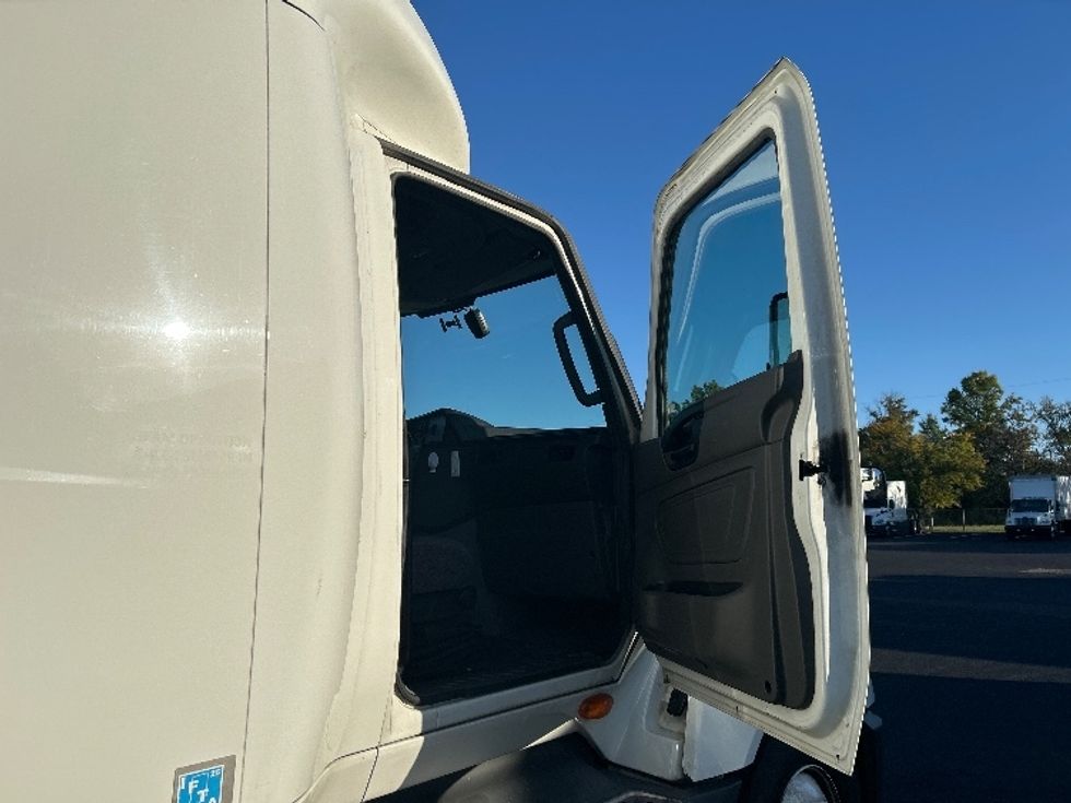 Sleeper Tractor-Heavy Duty Tractors-International-2023-LT625-Louisville-KY-661,179\n\t\tmiles-$ 43,750 - Image 13