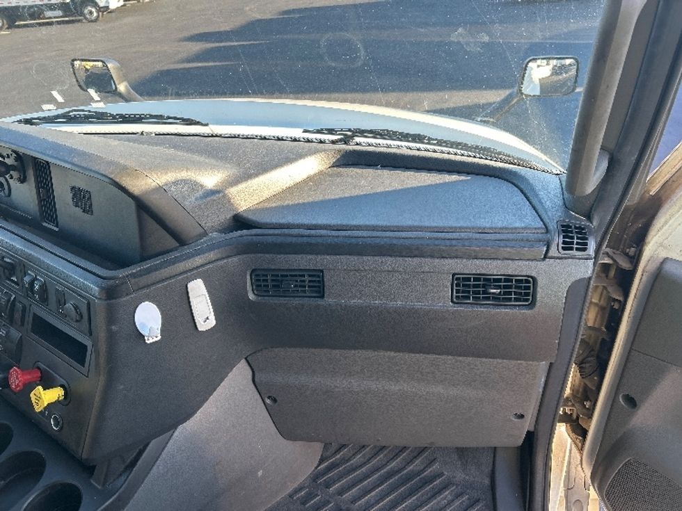 Sleeper Tractor-Heavy Duty Tractors-International-2023-LT625-Louisville-KY-661,179\n\t\tmiles-$ 43,750 - Image 14