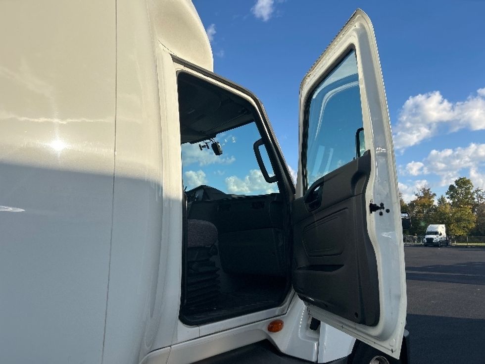 Sleeper Tractor-Heavy Duty Tractors-International-2023-LT625-Louisville-KY-675,974\n\t\tmiles-$ 42,250 - Image 13