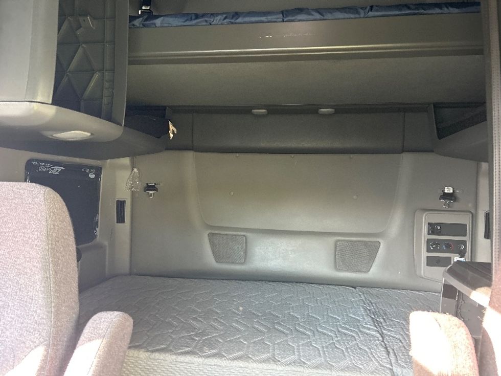 Sleeper Tractor-Heavy Duty Tractors-International-2023-LT625-Louisville-KY-675,974\n\t\tmiles-$ 42,250 - Image 16