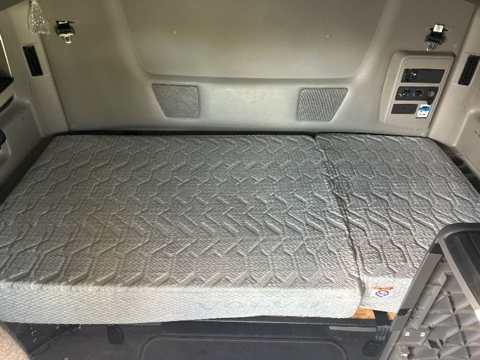 Sleeper Tractor-Heavy Duty Tractors-International-2023-LT625-Louisville-KY-675,974\n\t\tmiles-$ 42,250 - Image 17